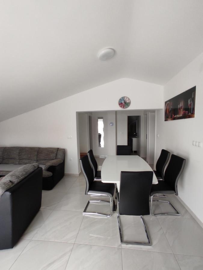 Apartman Meri Maslenica Appartamento Esterno foto